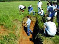 Cercetatorii studiaza structura solului si determina concentratiile diverselor substante toxice 