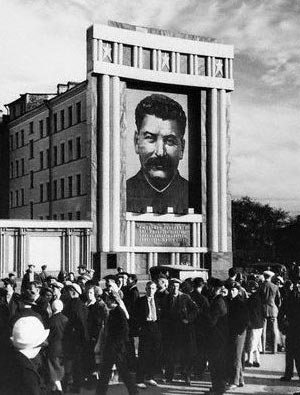 Se apreciaza ca Stalin este creatorul cultului personalitatii contemporan.
