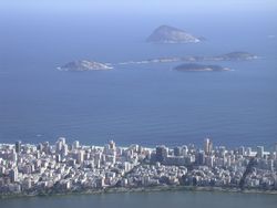 O vedere spre Ipanema de pe Corcovado. Insulele Cagarras se pot vedea n fundal