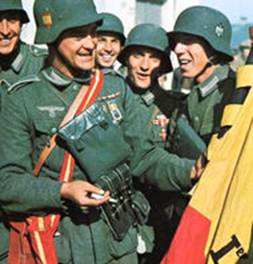  Imagine a unor soldati spanioli din Divizia albastra - Regimentul 263, alaturi de drapelul spaniol, servind n Wehrmacht.