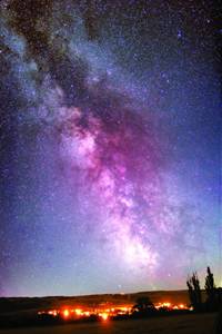 Zona cea mai luminoas arat Constelaia Sgettorului, i mai jos, chiar deasupra orizontului, se afl centrul Cii Lactee 