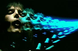  Freddie Mercury ntr-una din imaginile video-ului cntecului Bohemian Rhapsody 