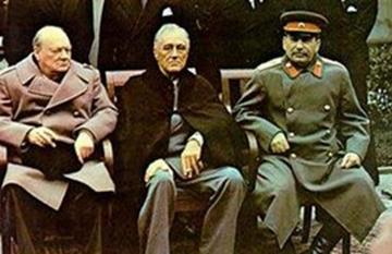 Premierul britanic Winston Churchill, Presedintele Statelor Unite Franklin D. Roosevelt si Stalin la Conferinta de la Yalta.
