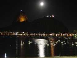 Portul Botafogo, cu luna deasupra muntelui Pâine de Zahar