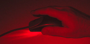 Mausul optic Logitech iFeel foloseste un LED rosu pentru a proiecta lumina pe suprafata urmarita.