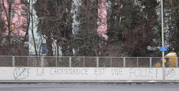 Anti-WEF grafiti in Lausanne. The writing reads: La croissance est une folie ("Growth is madness").