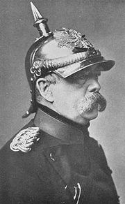 Otto von Bismarck in Generalsuniform nach der Ehrenbeförderung 1874. Im Uniformrock eines Generals trat er gelegentlich auch in der Öffentlichkeit auf, sogar im Parlament.