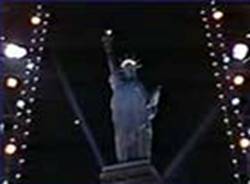 A Szabadsg-szobrot a kt kivilgtott totny kztt ltjuk