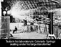 Тесла в своей лаборатории. Идут испытания большого трансформатора.