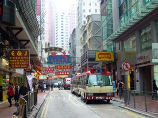 Hennessy Road, una din cele busiest strazi din Hong Kong.