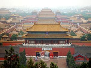 Privind in interiorul de la intrarea principala, veti vedea unele din 8000, plus cladiri care alcatuiesc Forbidden City.